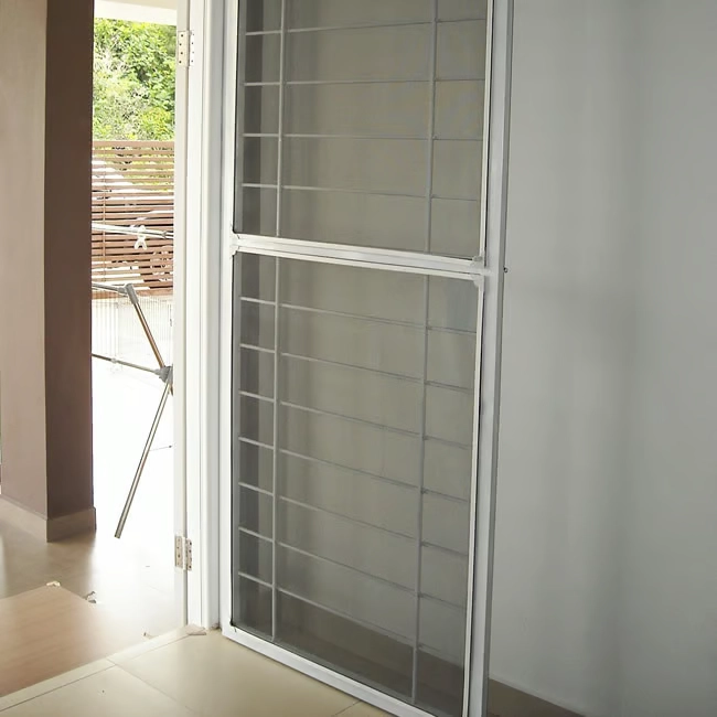 Cửa lưới cố định mở quay màu trắng